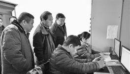 河南新乡 重污染天气来袭环保公安联合检查水泥企业 