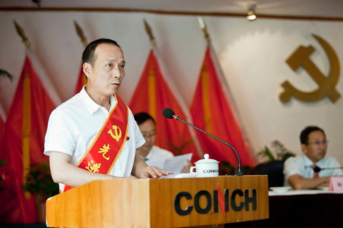 担任党支部书记期间，洪文生结合部门特点，提出“铁路抓安全，党员走在前”口号，让党员身边无违纪，党员保班组等具体活动得到落实。为落实工厂、部门制定的“两学一做”等党建计划任务，洪文生在定期组织召开支部大会的基础上，以各运行班为单位，利用班中作业间隙时间组织班中党员进行小组学习交流、义务劳动等党员活动，保证了全体党员的学习实效。