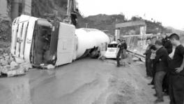 巫山一水泥罐车压扁宝马车头 司机当场身亡