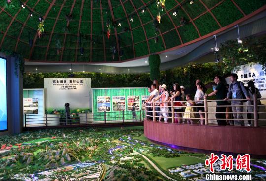 图为海外媒体记者参观玉林“五彩田园”现代特色农业示范区。　杨志雄 摄