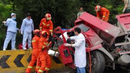 湖北咸丰一满载水泥货车撞上护栏3人被困