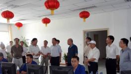 水泥厂里这列没有终点的环行列车 全靠他把控