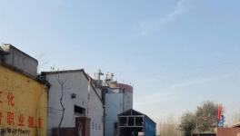 这两家水泥厂白天干干净净 夜晚机器轰鸣车来车往