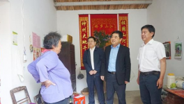 集团副总经理、水泥股份党委书记王建超到江老家村、元圩村扶贫慰问