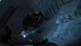 水泥厂工人作业时遭意外 被困5层楼高的水泥罐中