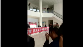 四川安县部分水泥用户围堵中国建材西南水泥厂总部