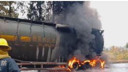 水泥车途中起火 徐州消防扑救排险