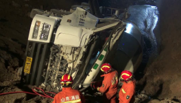 蓬莱一水泥罐车倒车翻进深沟 消防成功救援