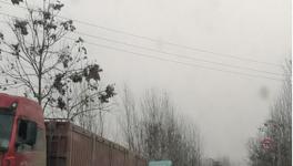 确山县百吨货车超载拉货 水泥路成泥坑