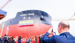 全球第一艘智能矿砂船舶在沪交付