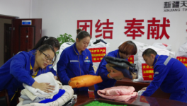 天业水泥产业向南疆贫困地区捐赠衣物