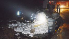 泰安市一货车满载水泥翻入河沟   驾驶员已获救