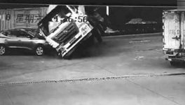 水泥搅拌车倾倒后压扁两辆车，3人死亡