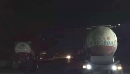 两辆用水泥罐车做掩护的拉煤车辆被府谷民警查获