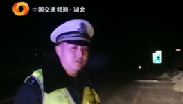 湖北高速路面倾倒砂石险象环生 高警携手路政严厉打击