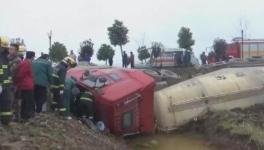 为避让前方小车 满载40吨水泥的槽罐车发生事故