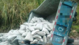 一货车满载水泥失控侧翻 导致2人死亡