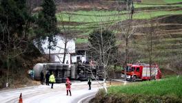 痛心！30吨水泥罐车侧翻 2人死亡！