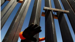 特朗普就边境问题让步混凝土改钢材