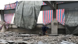 楼顶加建两层违建 城管强制拆除