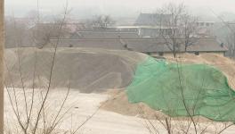 一被取缔多次的砂石场依旧露天堆放   无人监管