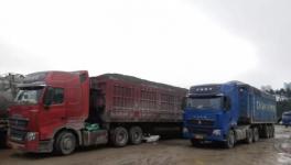 两辆“百吨王”从同一家水泥厂开出 大摇大摆上路