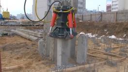 俄罗斯发明切桩机，每小时可以切割50根水泥柱