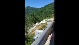 水泥跨区域销售，水泥车翻下河坝发生事故！