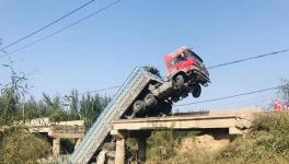 水泥熟料车压塌公路桥！