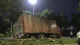 水泥运输车司机被困！紧急救援中... ...