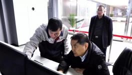 县长带队夜查环保，察看中联水泥厂区监控！