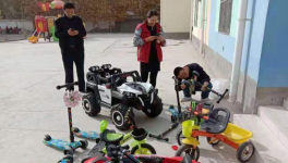 布拉可苏乡3村幼儿园小朋友有了新玩具