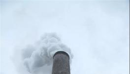 轰隆一声巨响！水泥厂30米高的烟囱瞬间倒地!