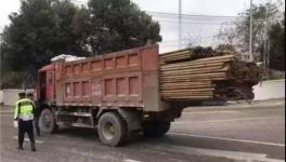 震惊交警！亡命超载，4米2拉26吨货，超载1561%！