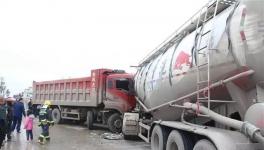 紧急救援！大货车与散装水泥车相撞，司机被困驾驶室！