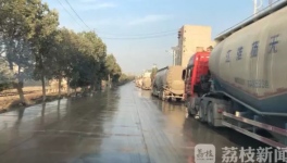 顶风作案！这家水泥企业门口惊现几十辆“百吨王”！