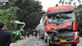 散装水泥车追尾公交车致16人受伤！