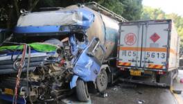 惨烈！满载20吨水泥罐车与液化气瓶货车迎面相撞 ！