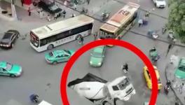 突发！路面塌陷，水泥罐车坠入大坑！