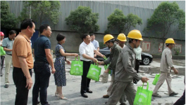 县长汤明赴花林水泥送职工“清凉礼包”！