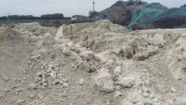 山水工厂对面露天存放固废，占地三四亩尘土飞扬！