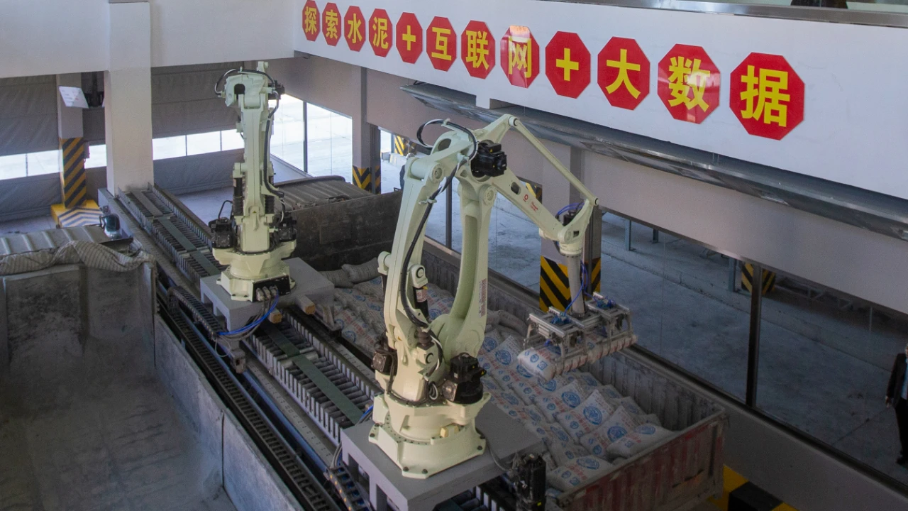 ​破解水泥行业难题！工业机器人大显身手！